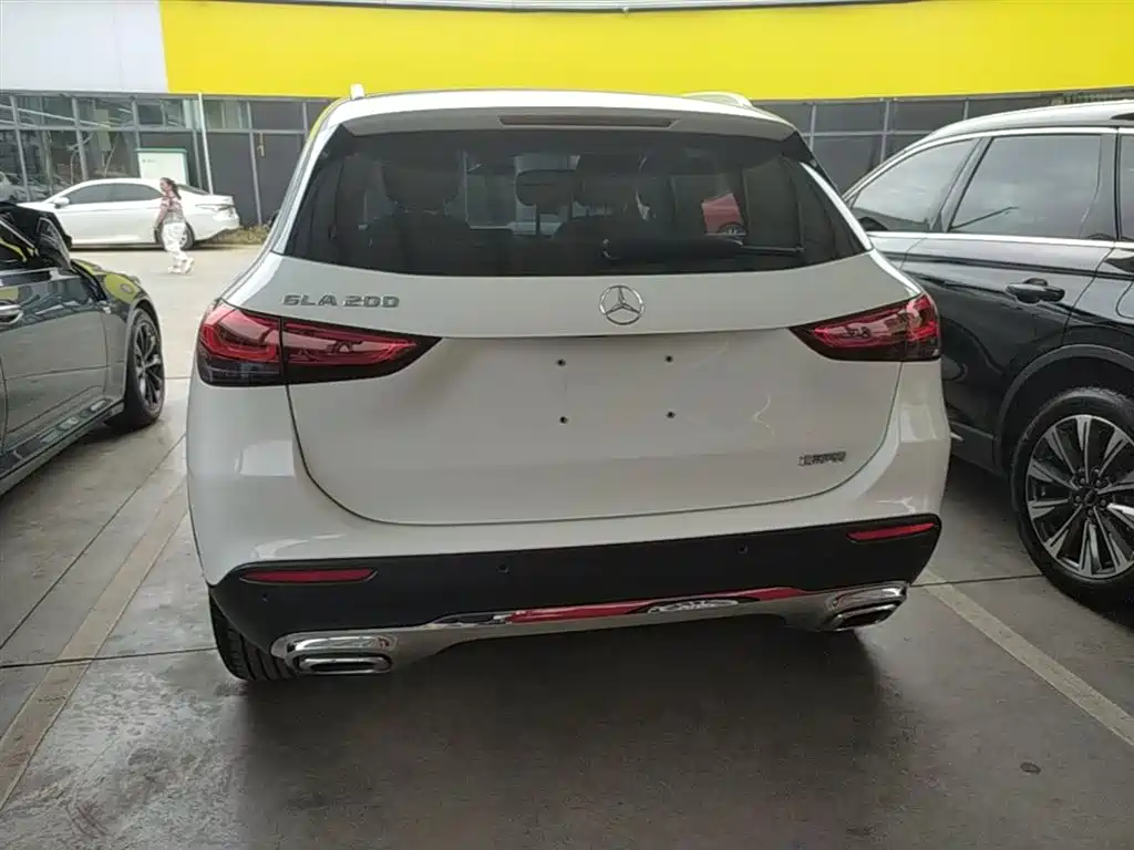 MERCEDES-BENZ GLA