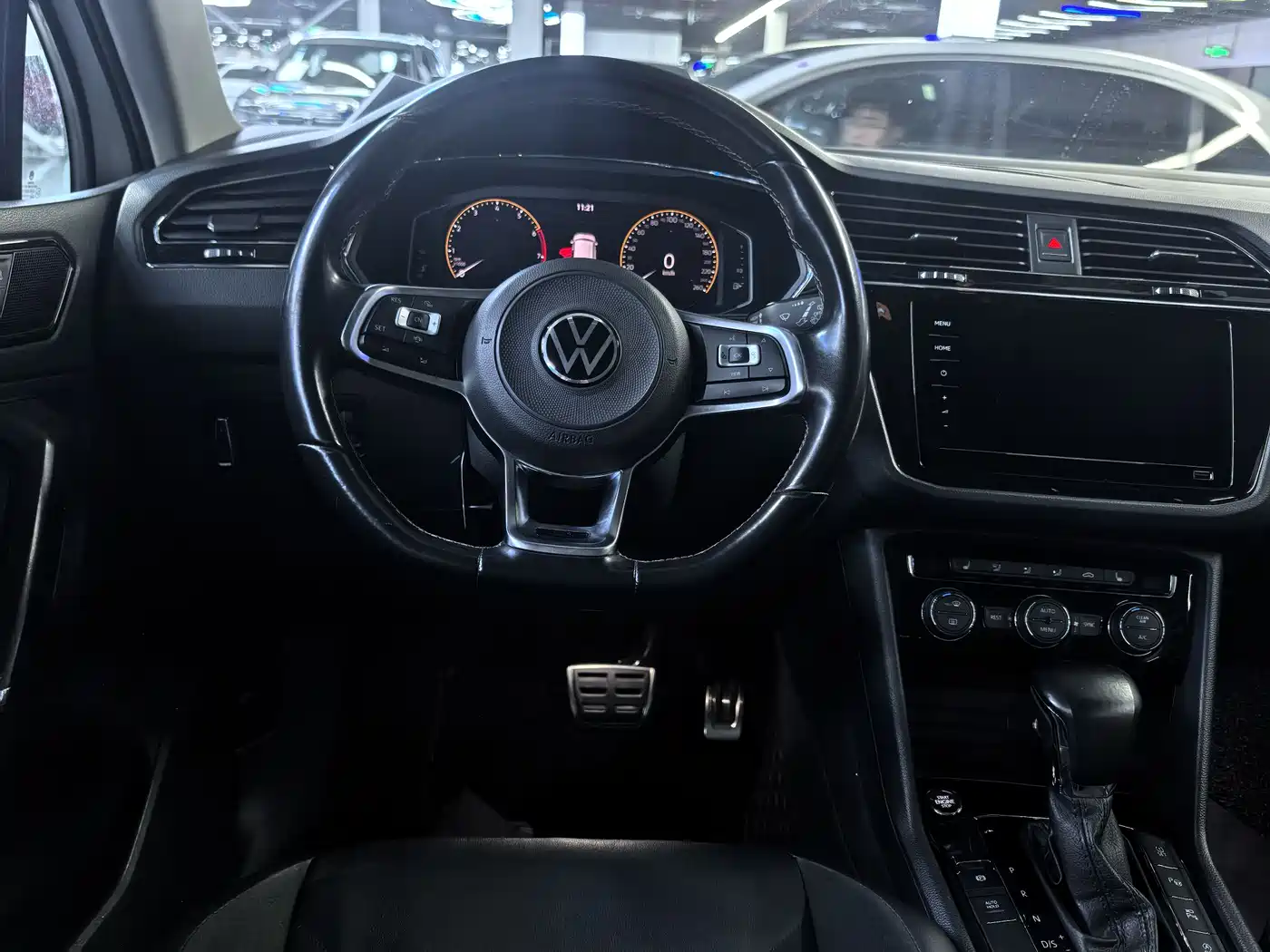 Volkswagen Tiguan L 2021 330TSI Automatic 2WD R-Line Premium фото 6