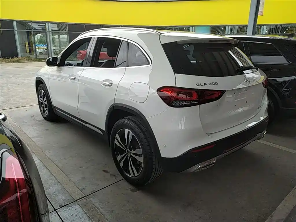 MERCEDES-BENZ GLA