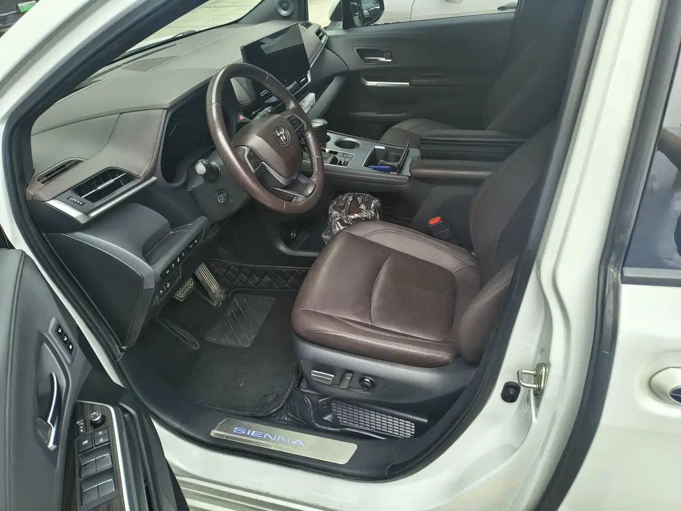 Toyota Sienna 2021 2.5L Hybrid Platinum Edition фото 3