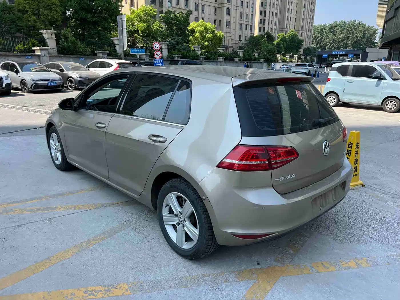 Photo 8 - Volkswagen Golf