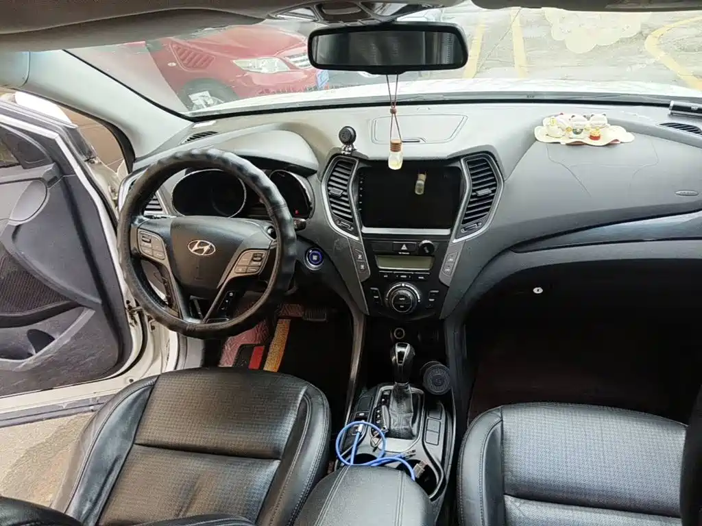 Photo 12 - Hyundai Santa Fe