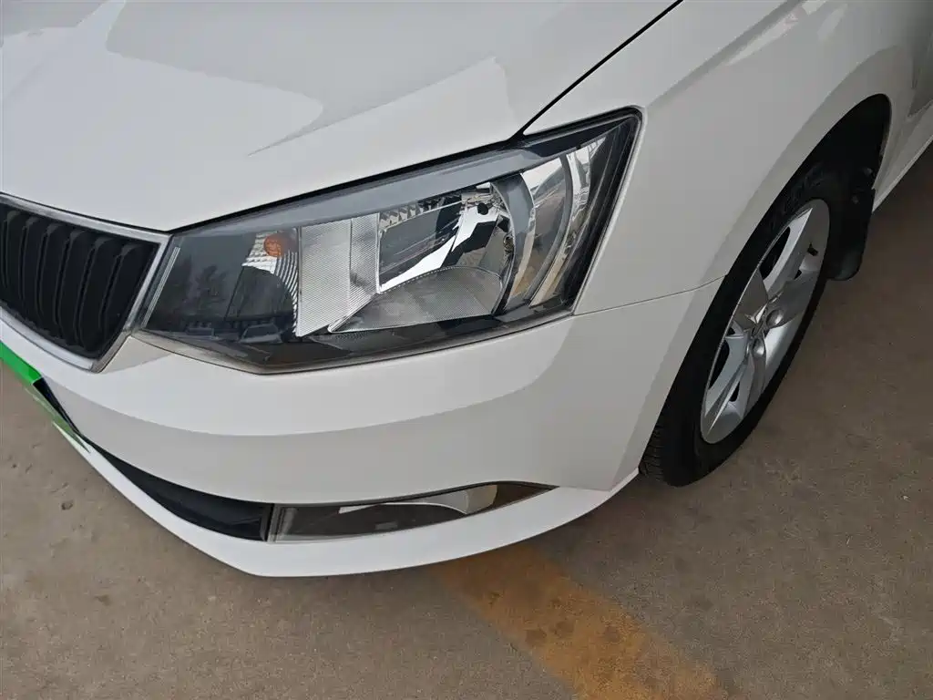 Škoda Fabia 2015 1.6L Automatic Innovation Edition фото 18