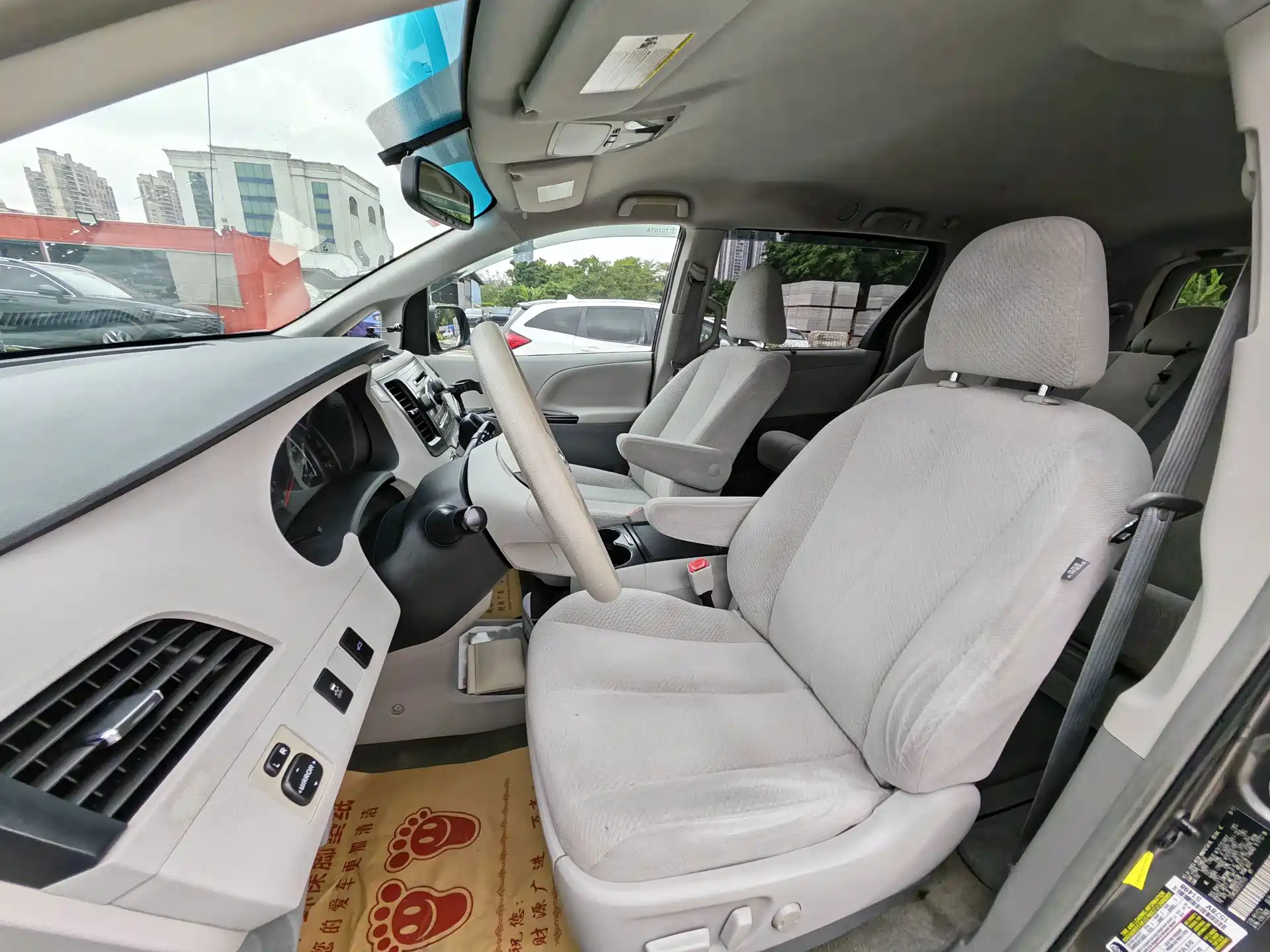 Photo 10 - Toyota Sienna