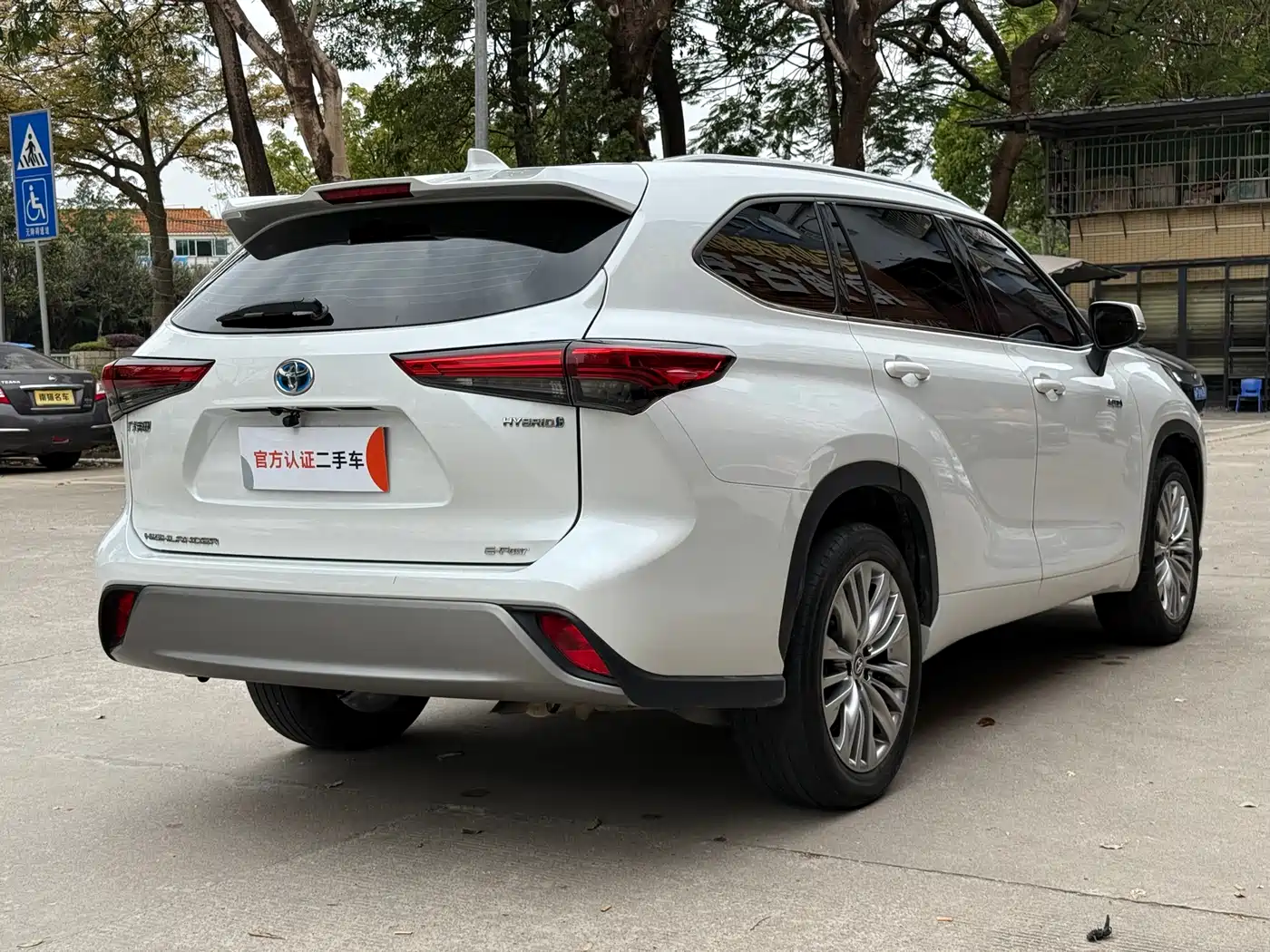 Toyota Highlander 2023 2.5L Smart Hybrid Dual Engine AWD Luxury 7-Seater фото 5