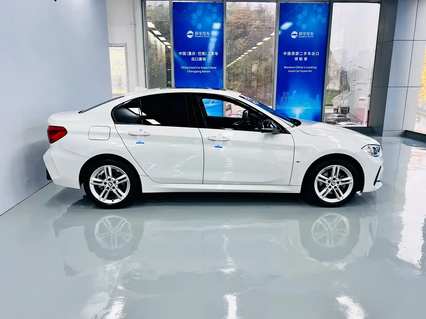 BMW 1 Series 2022 120i M Sport Shadow Edition фото 5