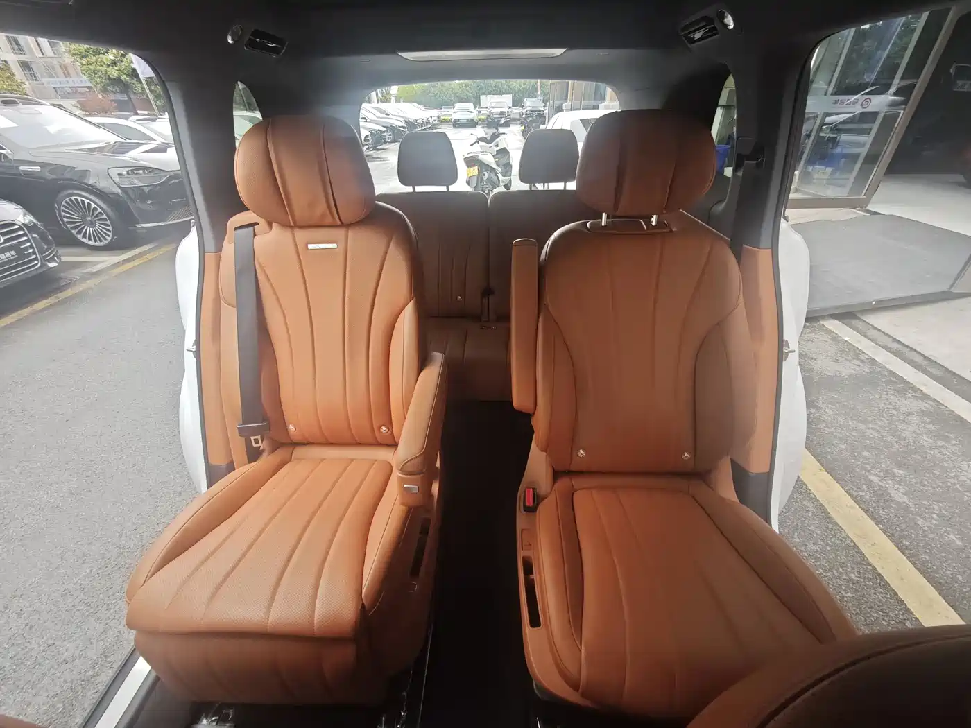AITO Wenjie AITO M8 2025 Extended Range Ultra 53.4kWh 6-Seater фото 14