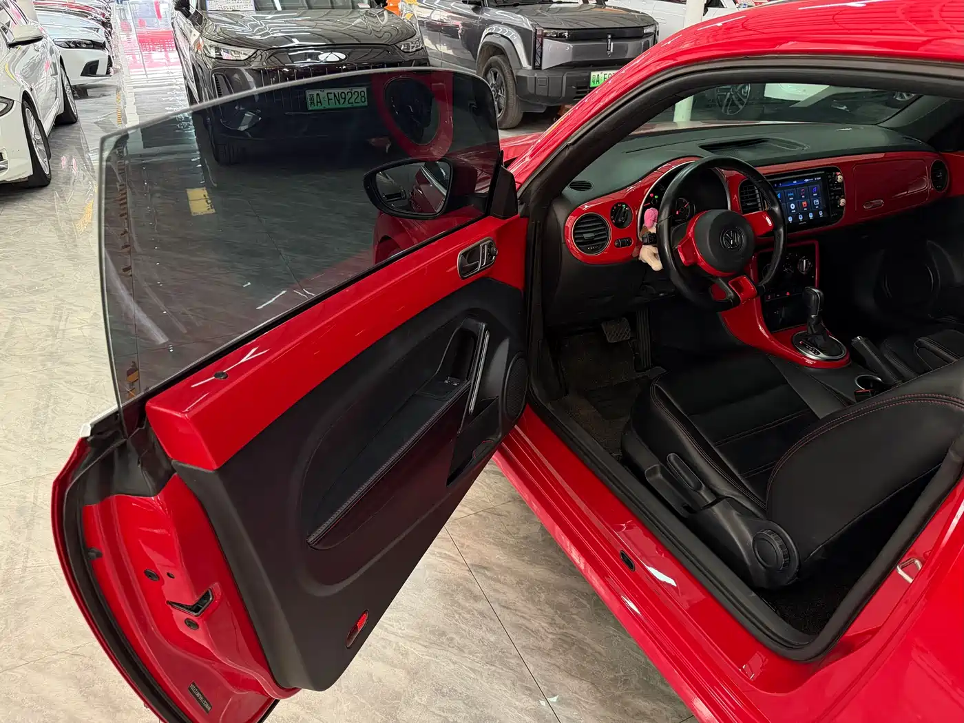 Volkswagen Beetle 2018 180TSI Trend Joy Edition фото 7