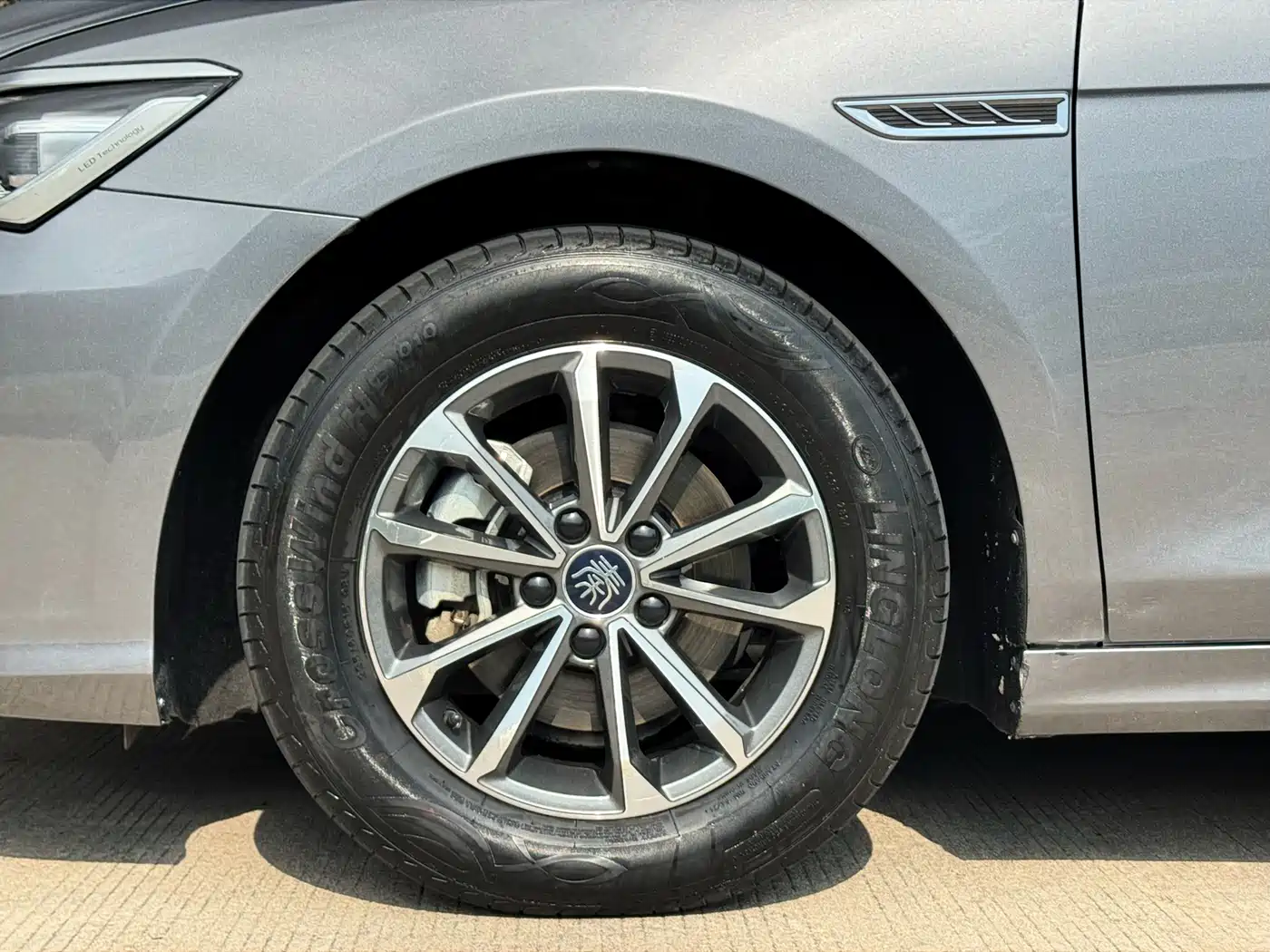BYD Qin PLUS 2024 Glory Edition DM-i 55KM Leading фото 4
