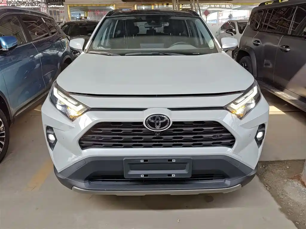 Toyota RAV4 Rongfang 2023 2.0L CVT 2WD 20th Anniversary Platinum Edition фото 3