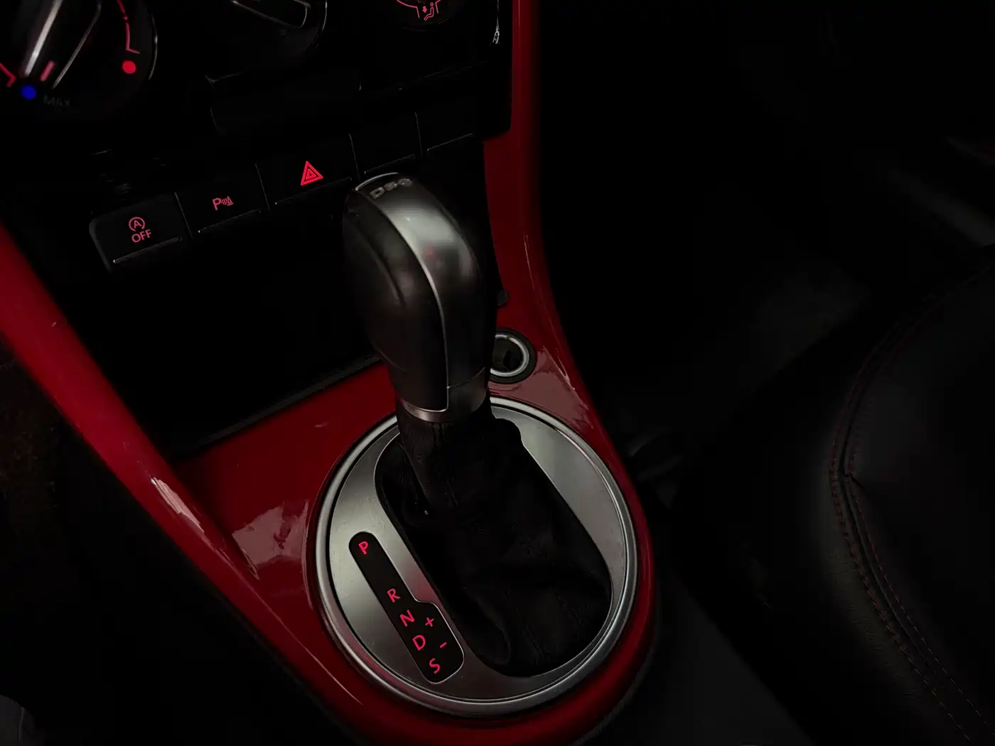 Volkswagen Beetle 2018 180TSI Trend Joy Edition фото 13