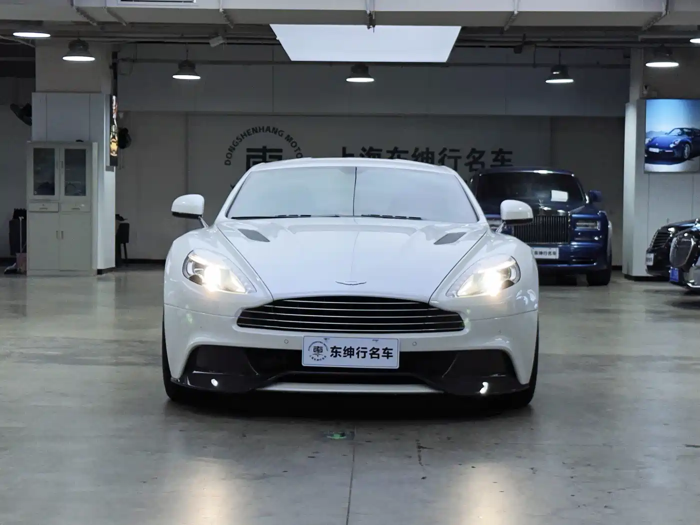 Aston Martin Vanquish 2013 6.0L Standard фото 2