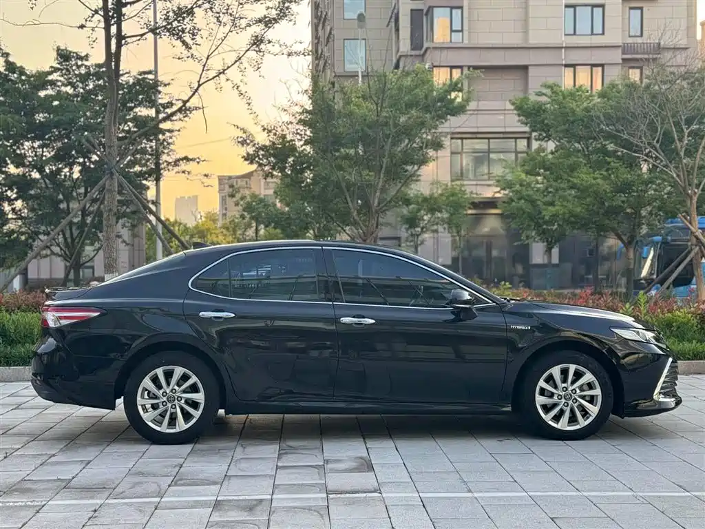 Toyota Camry 2021 Hybrid 2.5HGVP Leading Edition фото 2
