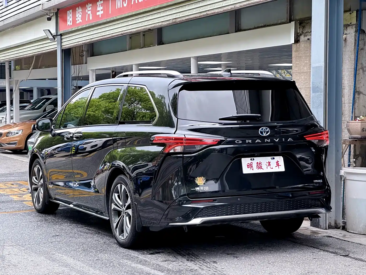 Toyota Granvia 2022 Model Year 2.5L Hybrid Flagship Edition фото 4