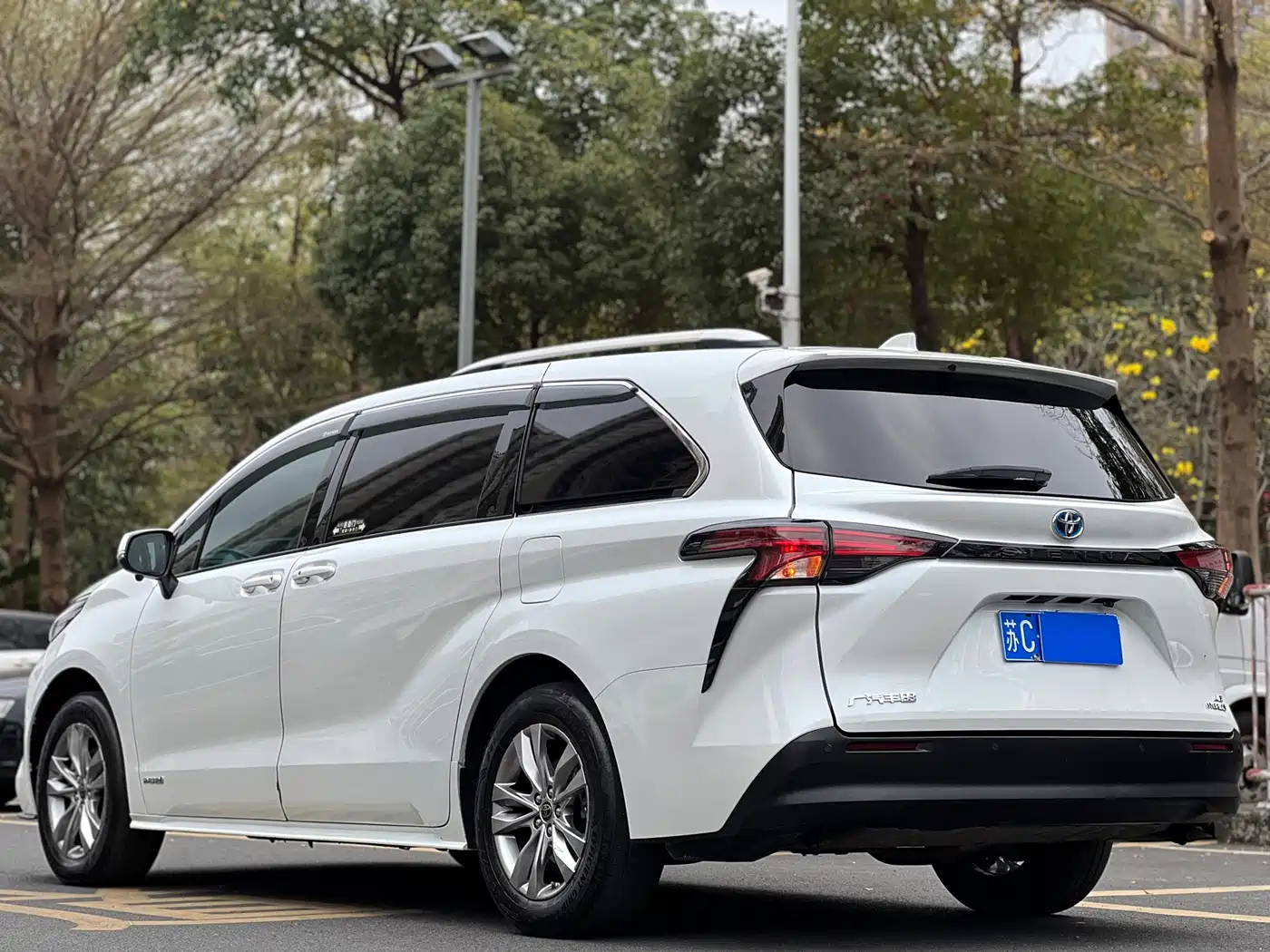 Toyota Sienna 2023 2.5L Hybrid Comfort Edition фото 13