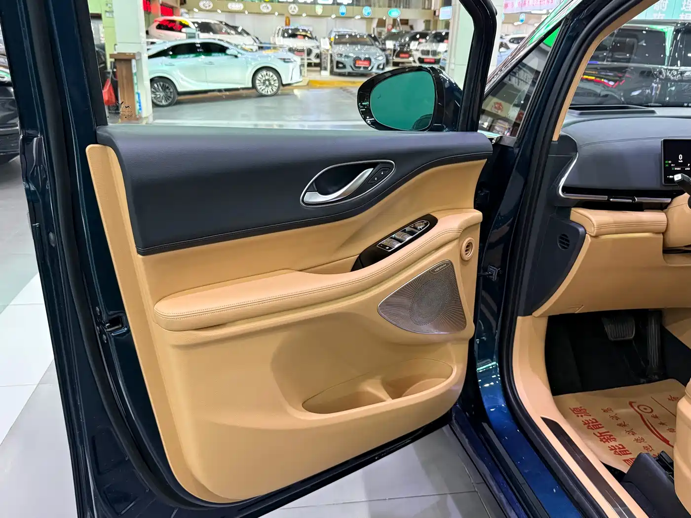 Voyah Auto Voyah Dreamer 2025 PHEV AWD Flagship Kunpeng Edition фото 8