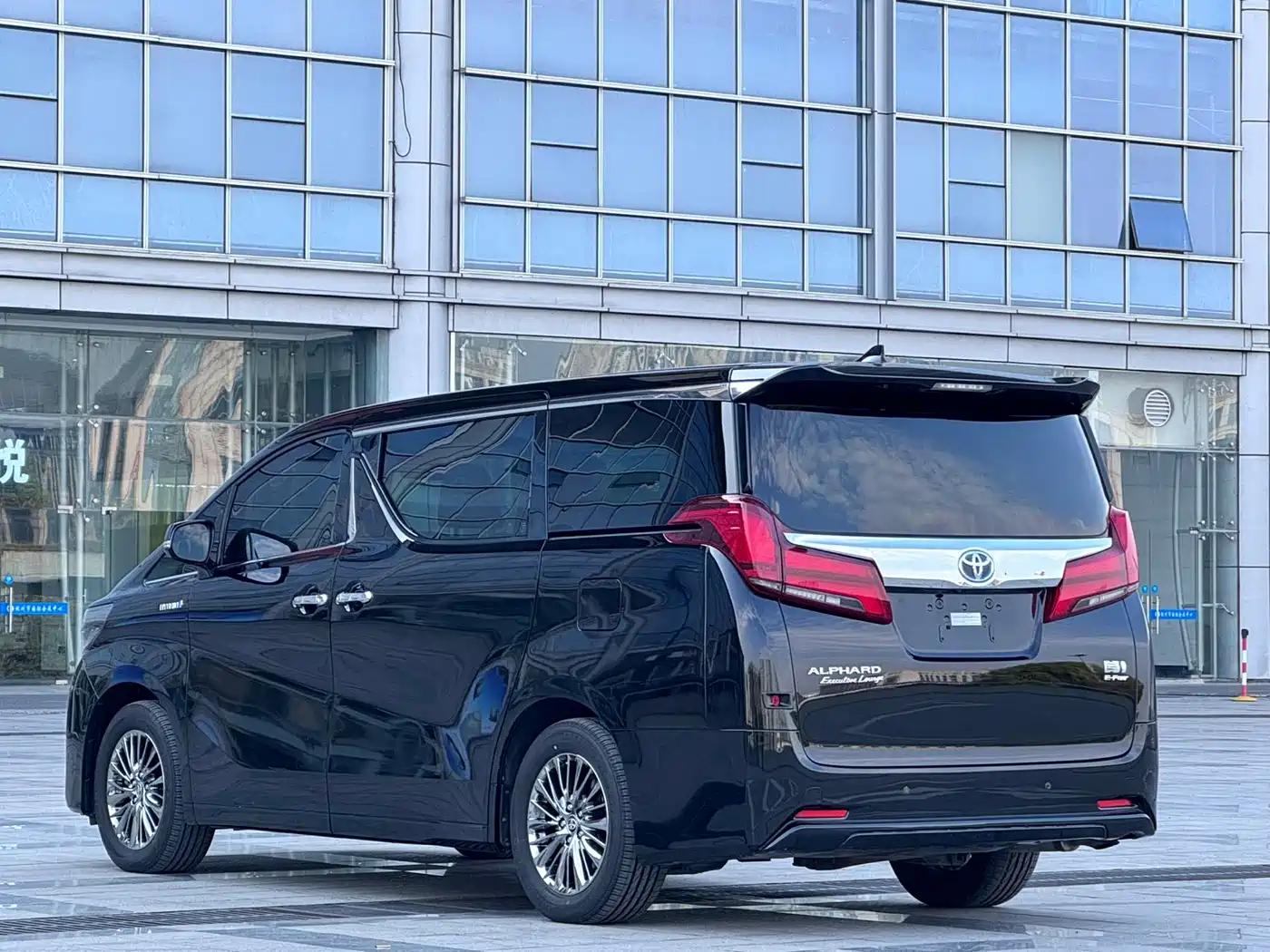 Toyota Alphard 2021 Hybrid 2.5L Premium фото 4