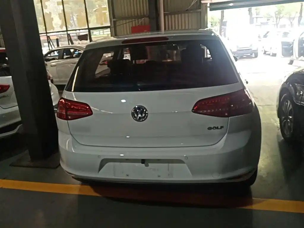 Volkswagen Golf 2016 1.6L Automatic Fashion фото 6