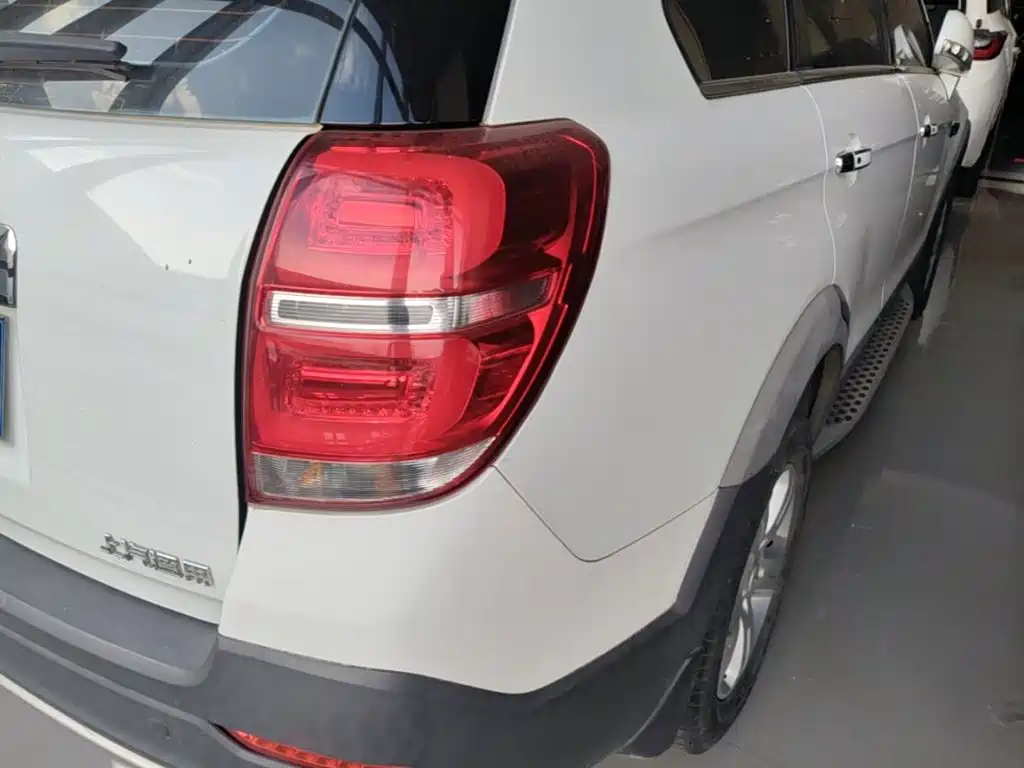 Photo 8 - Chevrolet Captiva