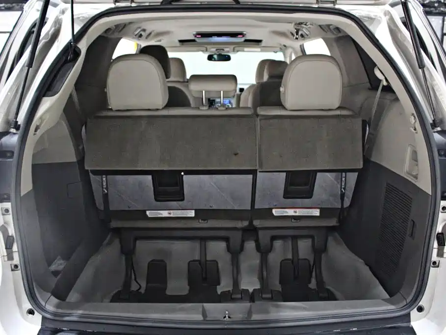 Photo 13 - Toyota Sienna