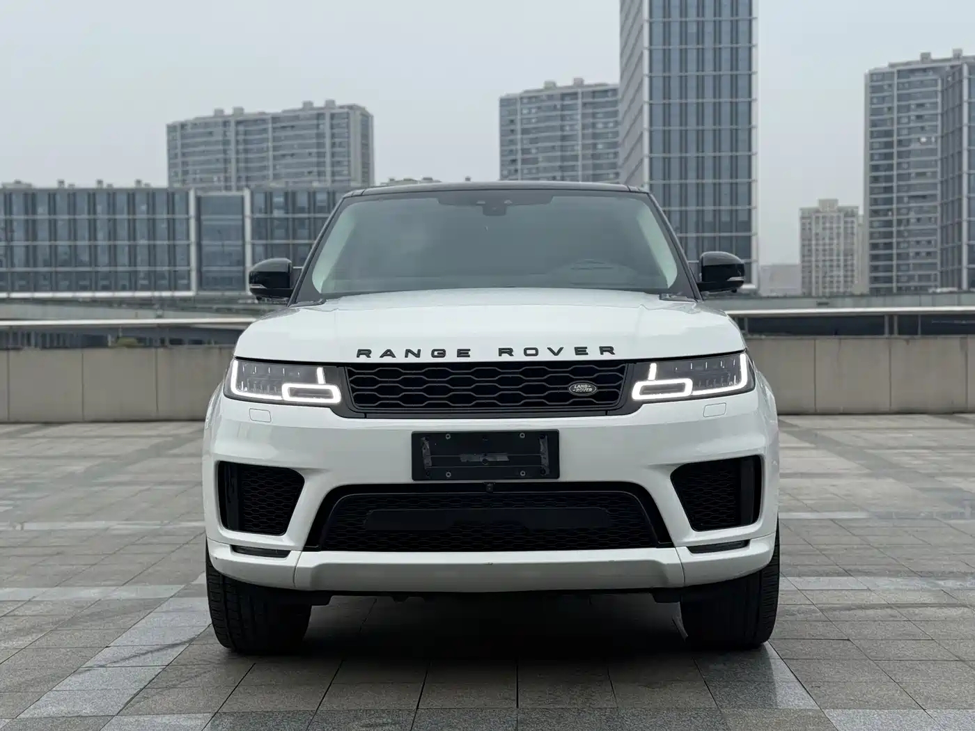 Land Rover Range Rover Sport 2022 3.0 L6 Gloss Black Edition фото 2