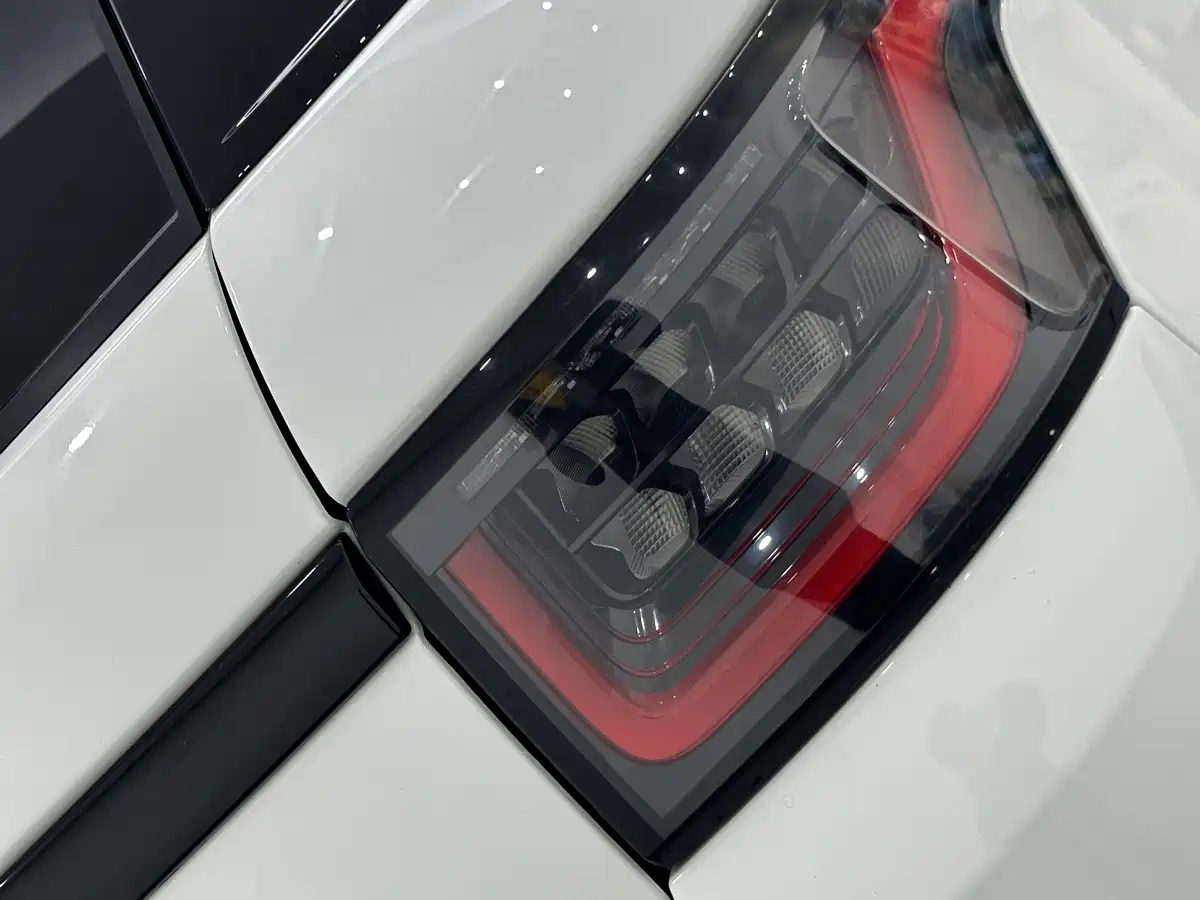 Land Rover Range Rover Sport 2022 3.0 L6 Gloss Black Edition фото 18