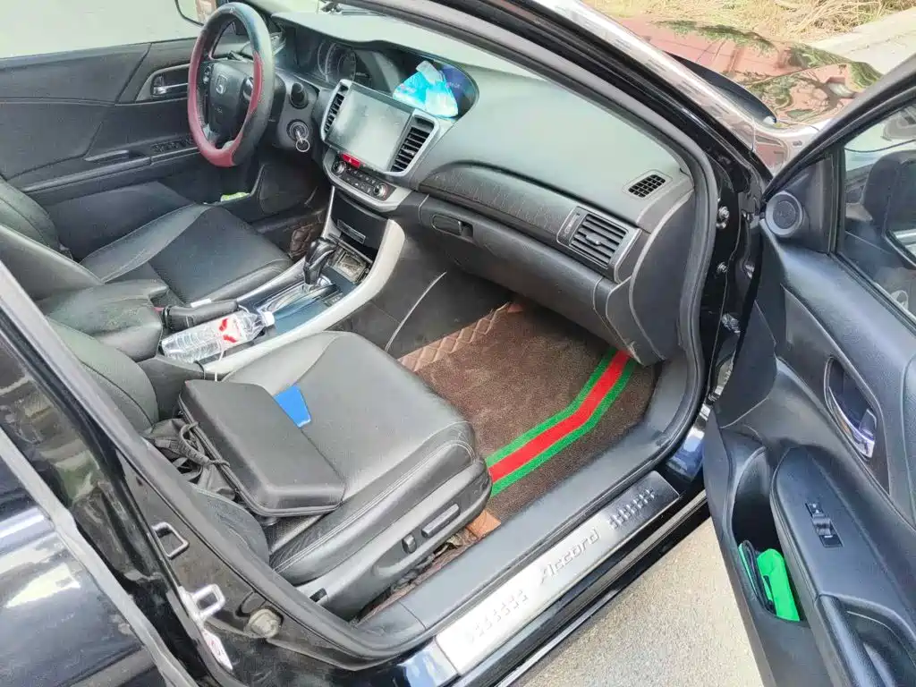 Фото 10 - Honda Accord
