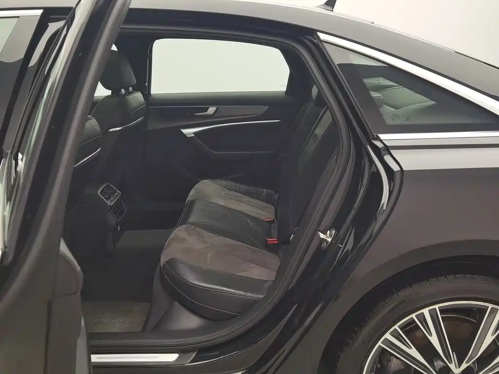 Фото 15 - Audi A6L