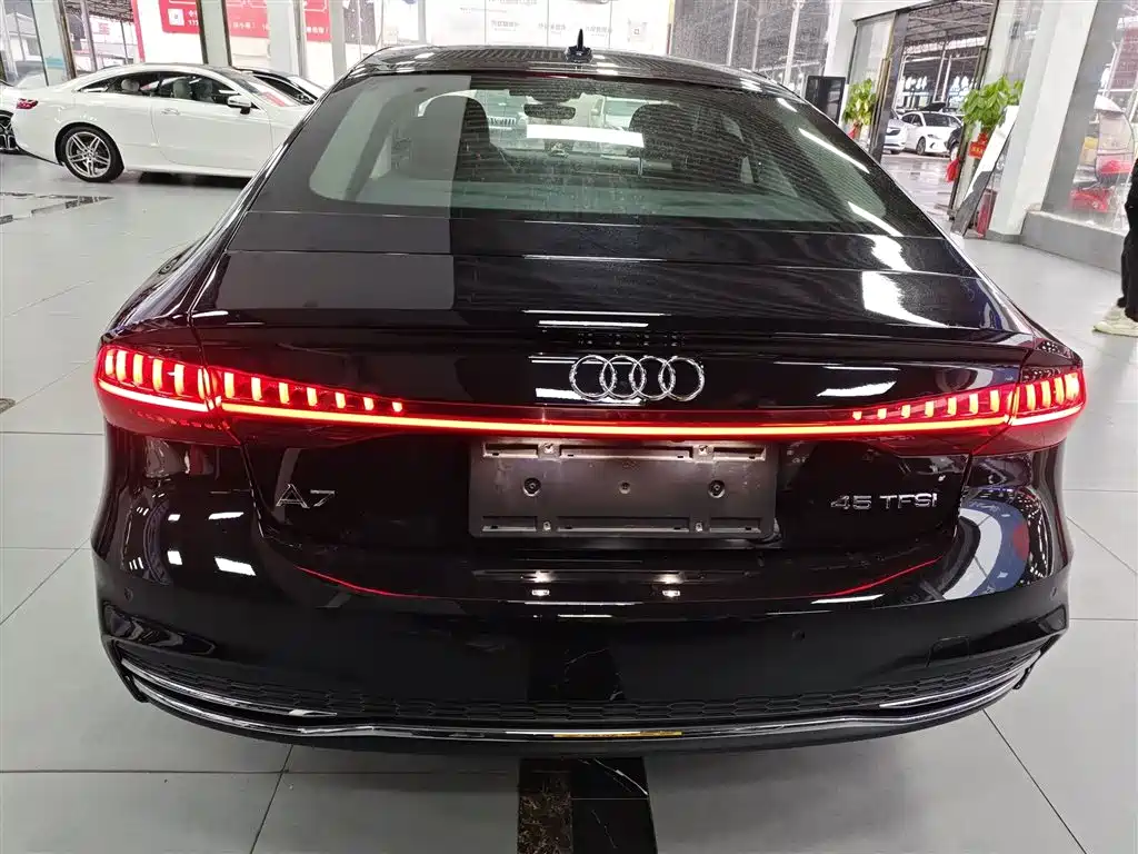 Audi A7 2023 Model 45 TFSI Premium Selection Edition фото 4
