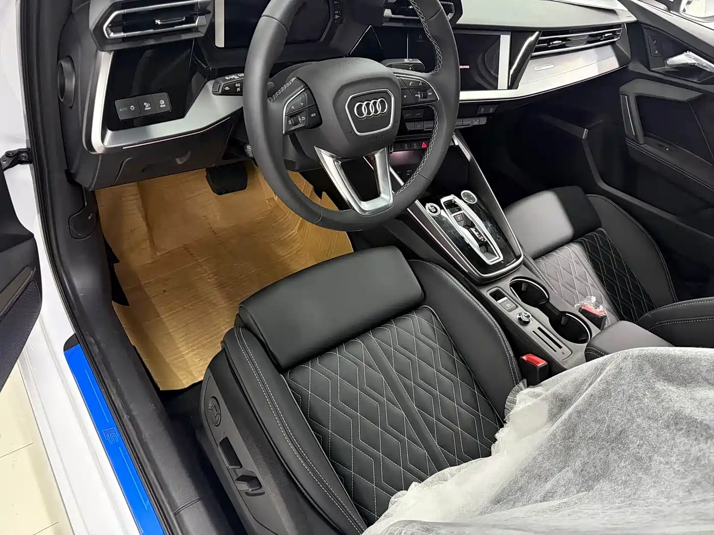Audi A3 2025 A3L Limousine 35TFSI Flying Spur Premium + Luxury Selection Package фото 4
