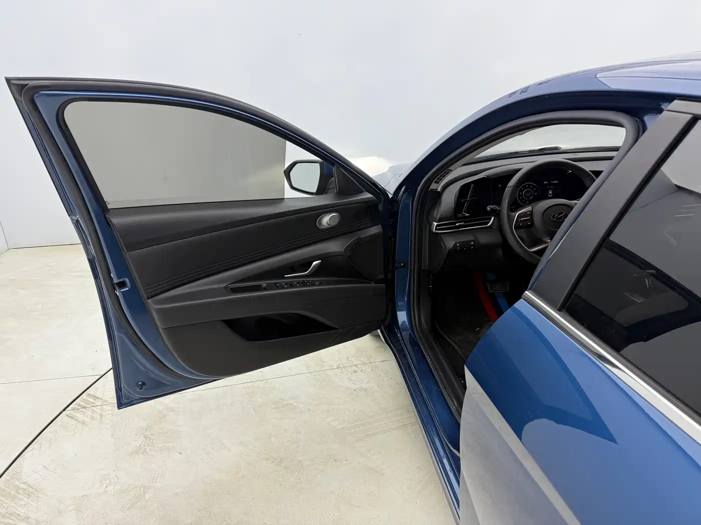 Hyundai Elantra 2022 1.5L CVT LUX Premium Edition фото 22