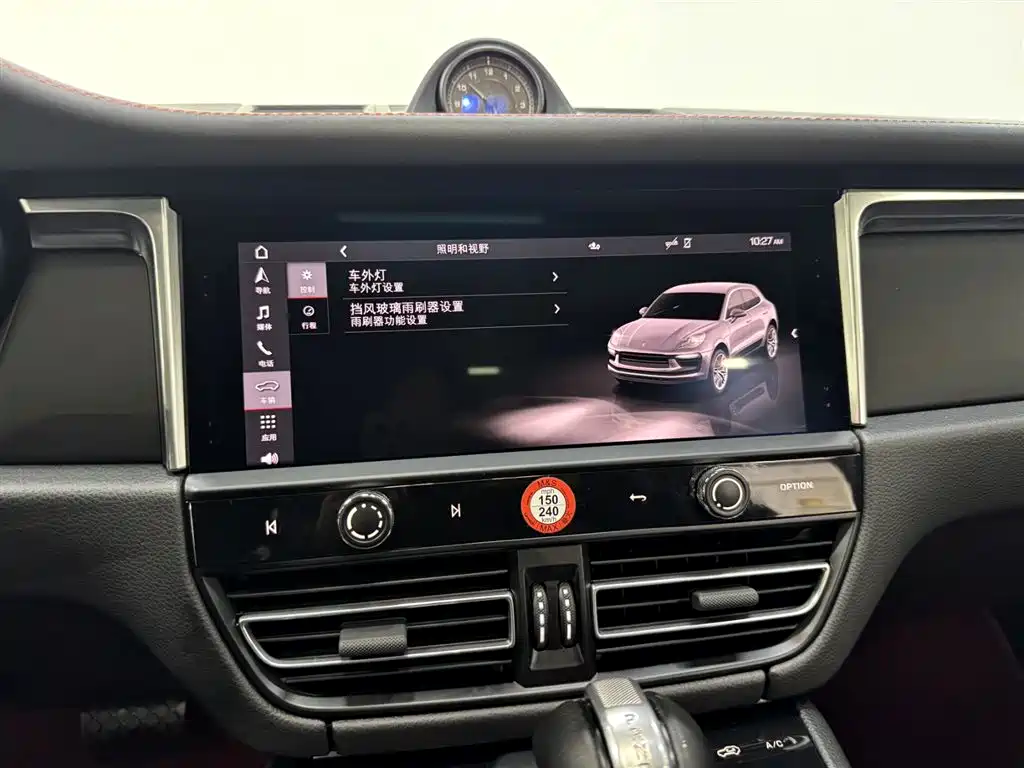 PORSCHE MACAN