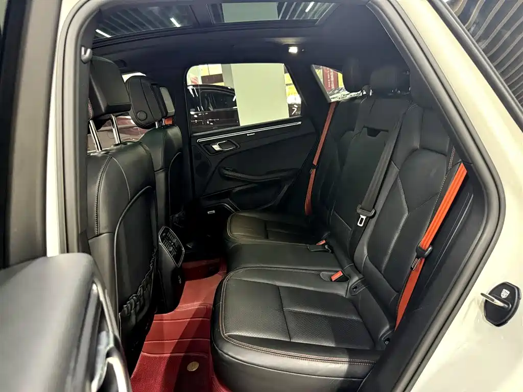 PORSCHE MACAN