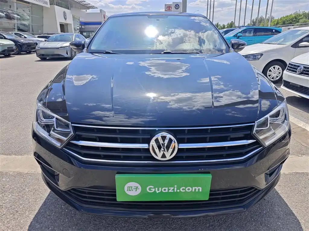 VOLKSWAGEN BORA