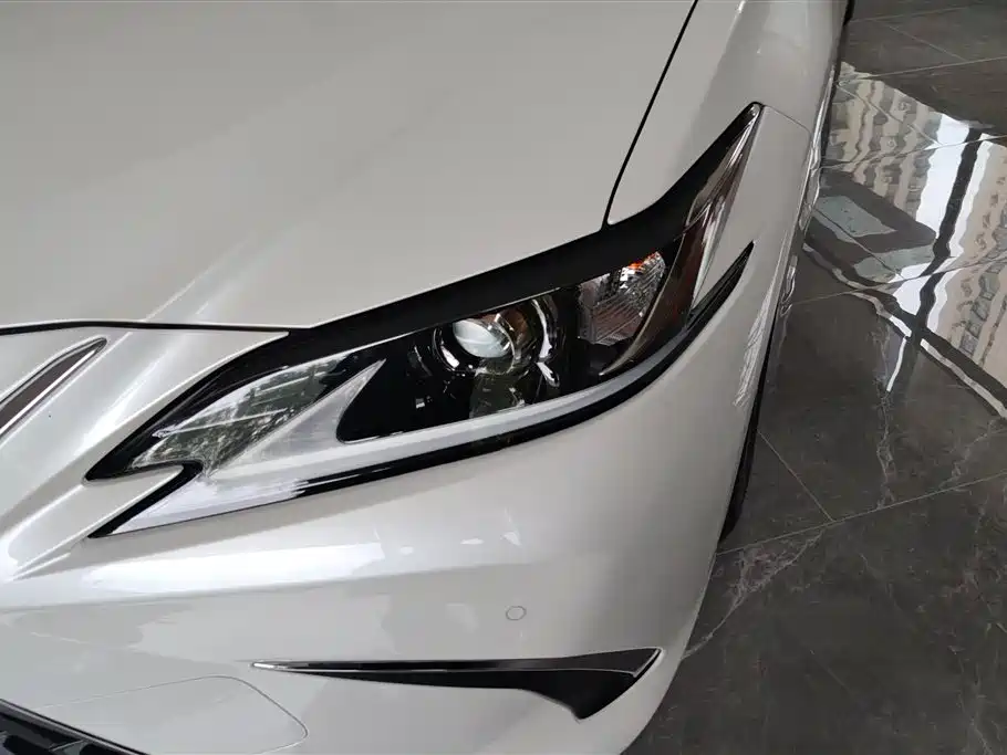 Lexus ES 2023 200 Excellence Edition фото 5