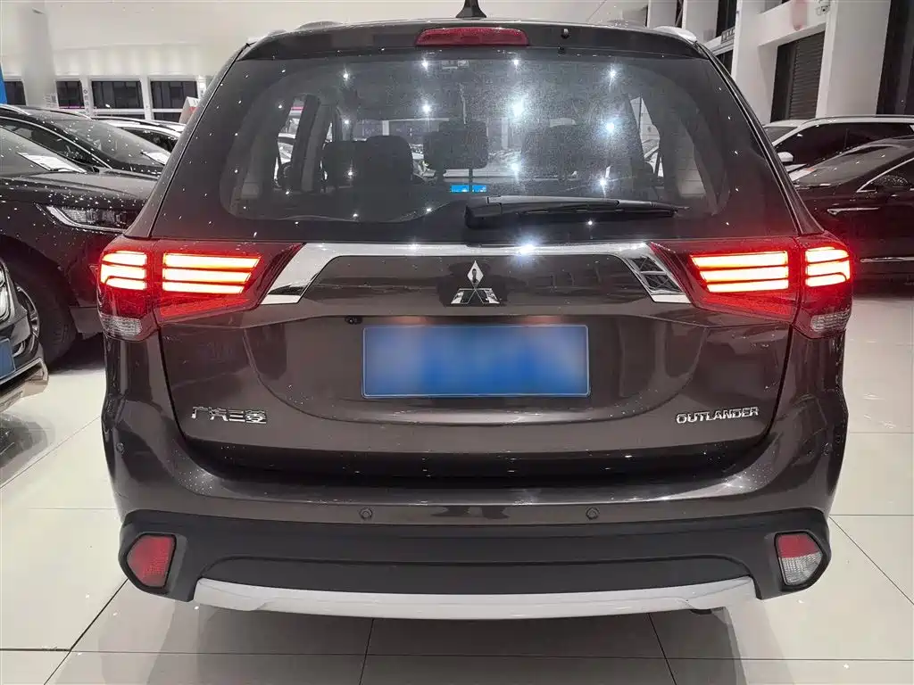 MITSUBISHI OUTLANDER