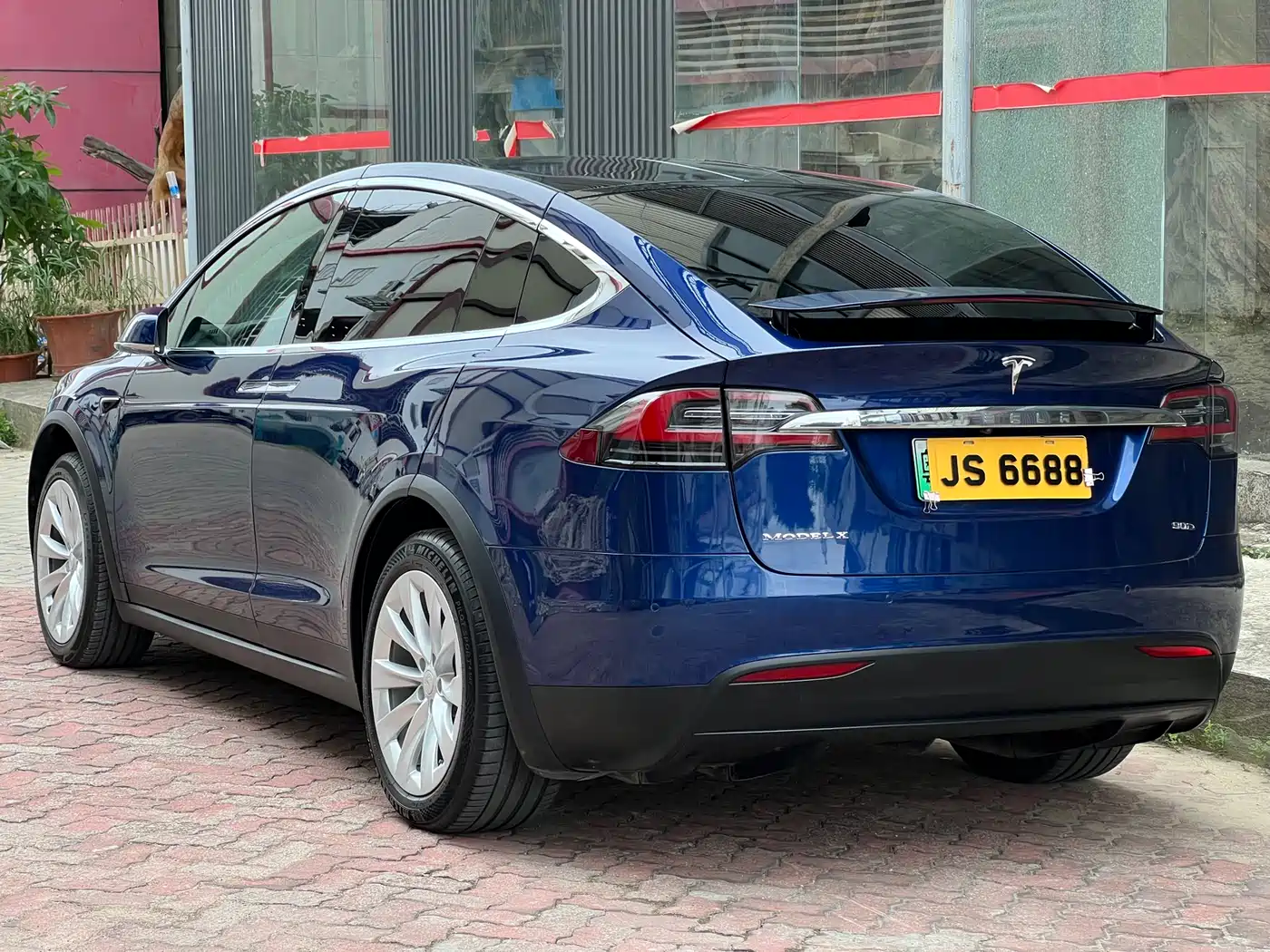 TESLA MODEL X