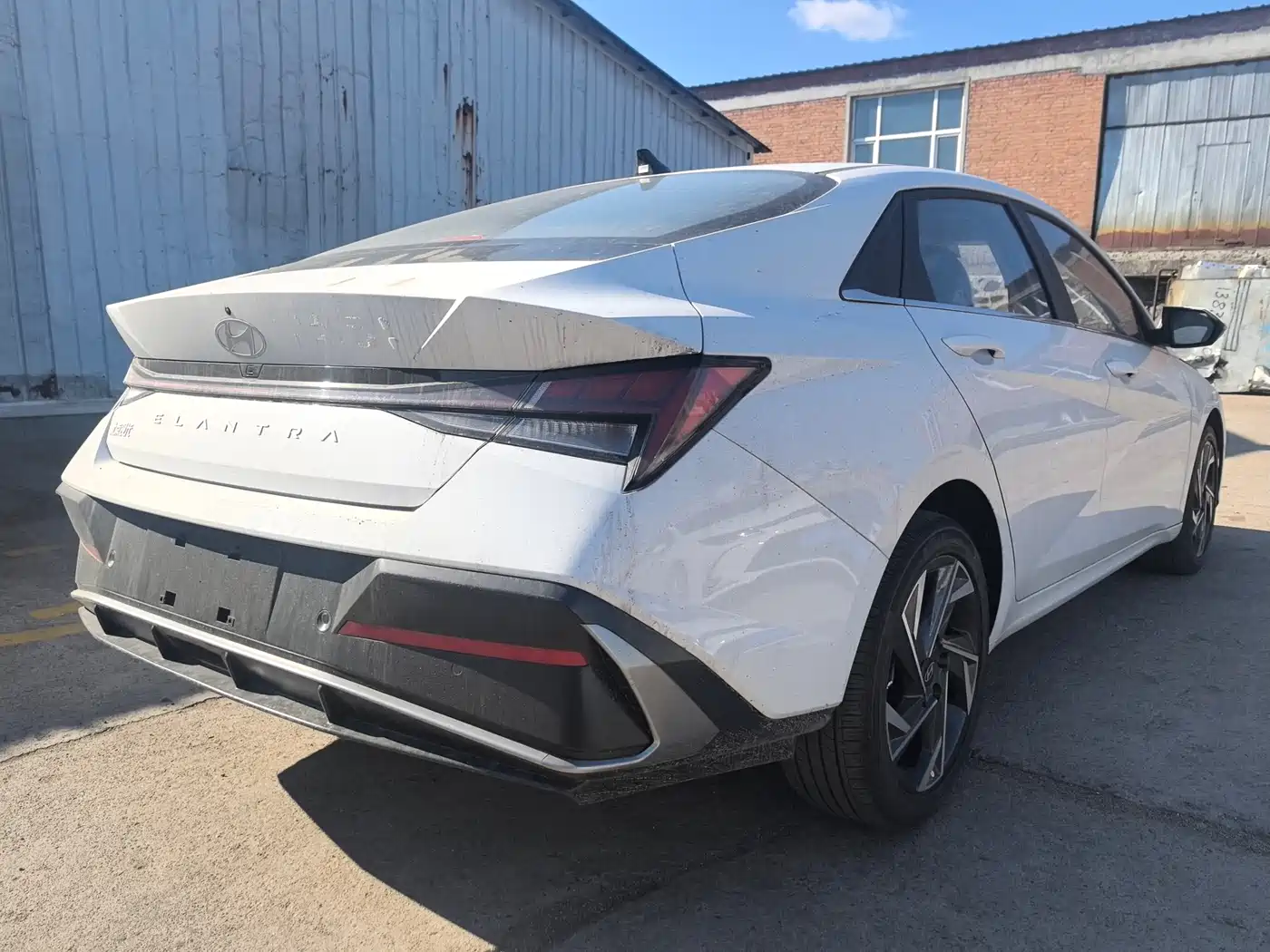 Hyundai Elantra 2023 Model 1.5L CVT LUX Premium Edition фото 3