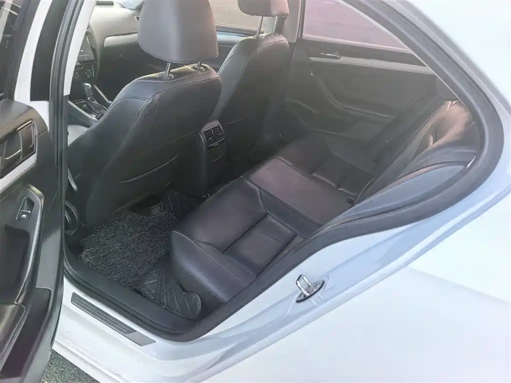 Volkswagen Sagitar 2015 1.6L Automatic Comfort фото 14