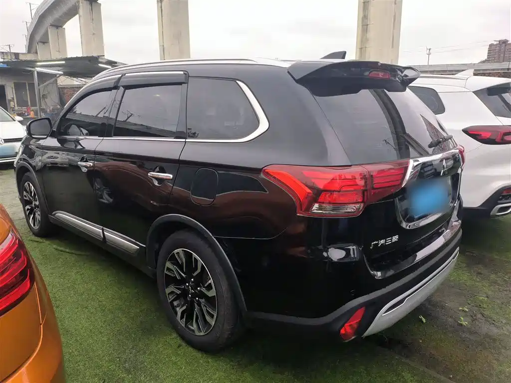 Mitsubishi Outlander 2020 2.4L 4WD Luxury 7-seater фото 4