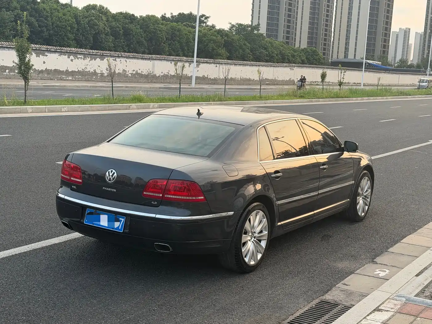 Volkswagen Phaeton 2012 2011 4.2L V8 4-seat Extended Individual Edition