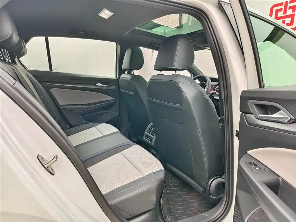Volkswagen Golf 2025 300TSI R-Line фото 17