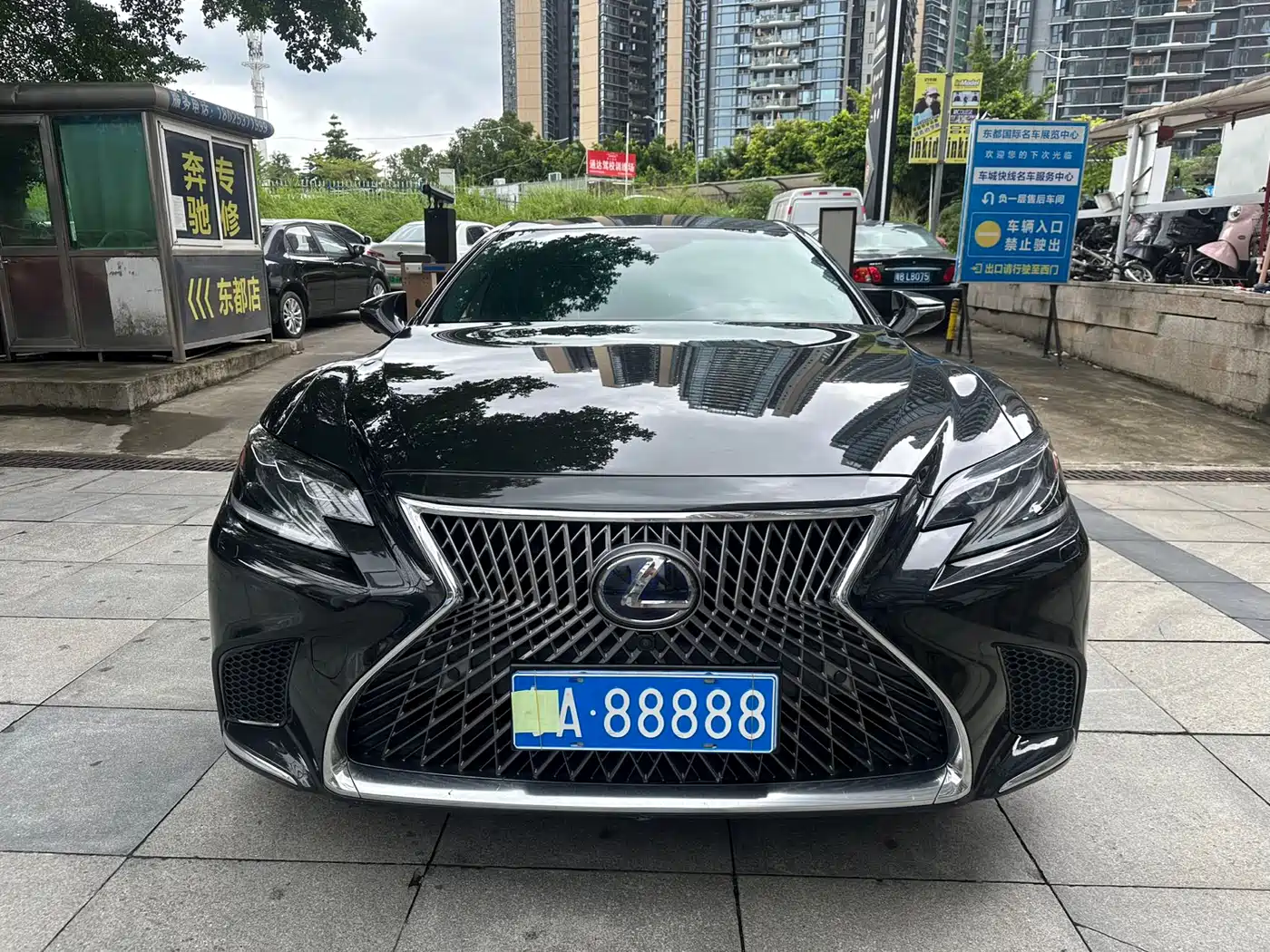 Lexus LS 2018 500h Executive Edition China V фото 2