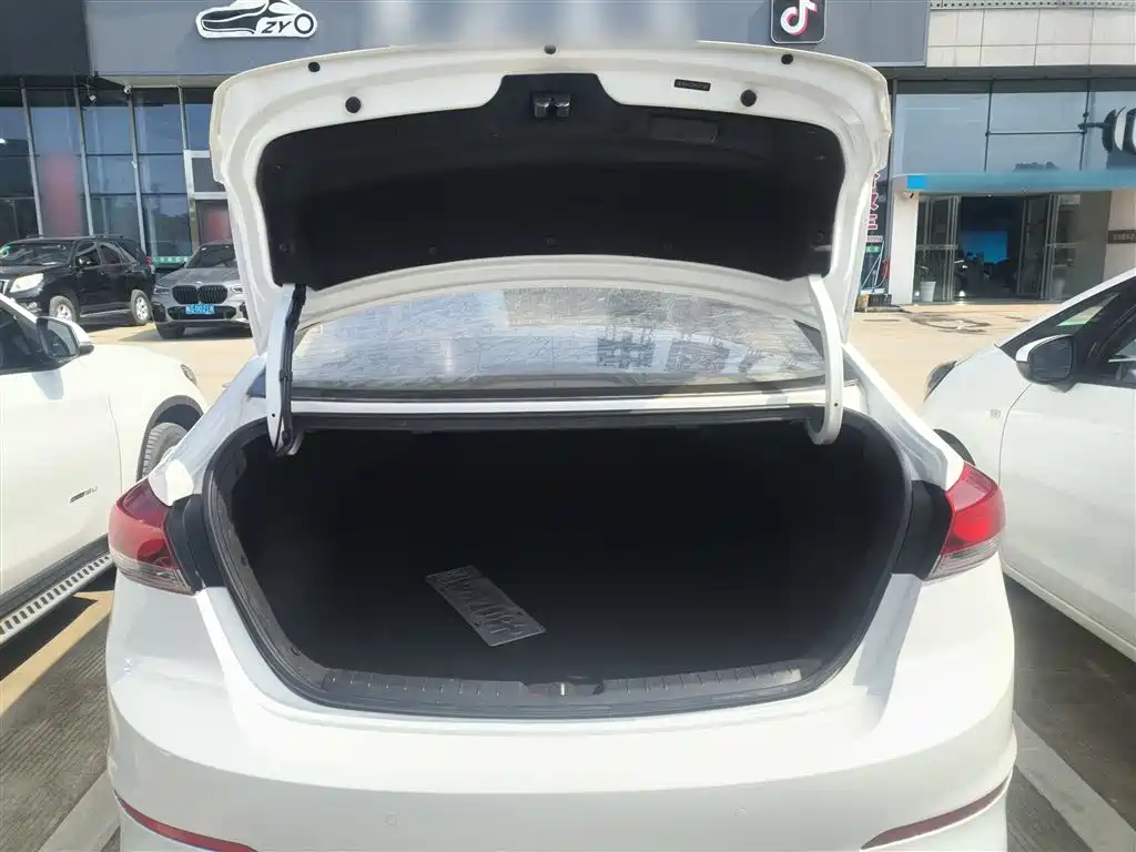 Hyundai Elantra 2016 Model 1.6L Automatic Smart Elite фото 14