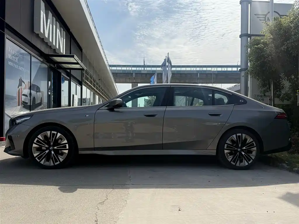 BMW 5 Series 2024 530Li Premium M Sport Package фото 4