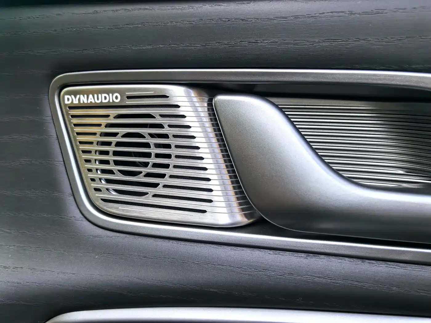 Denza D9 2024 DM-i 980 AWD Prestige фото 16