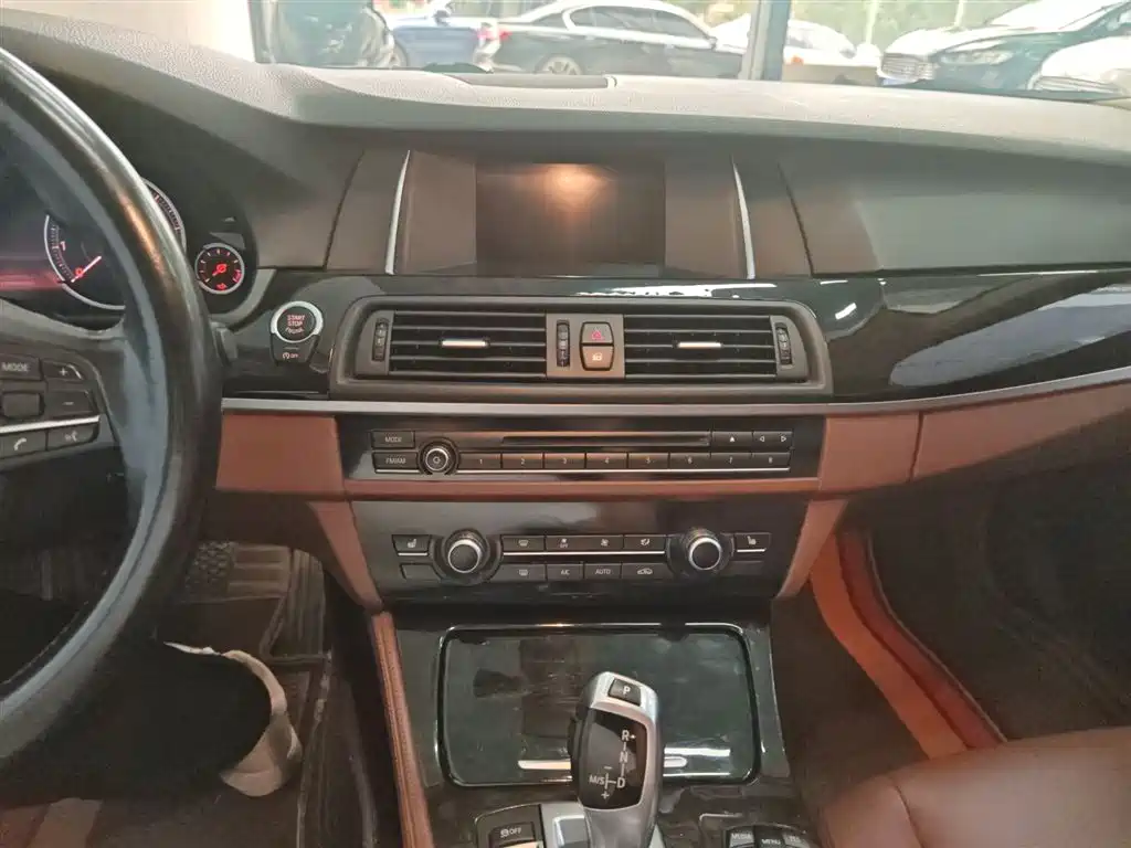 BMW 5 Series 2017 525Li Leading Edition фото 6