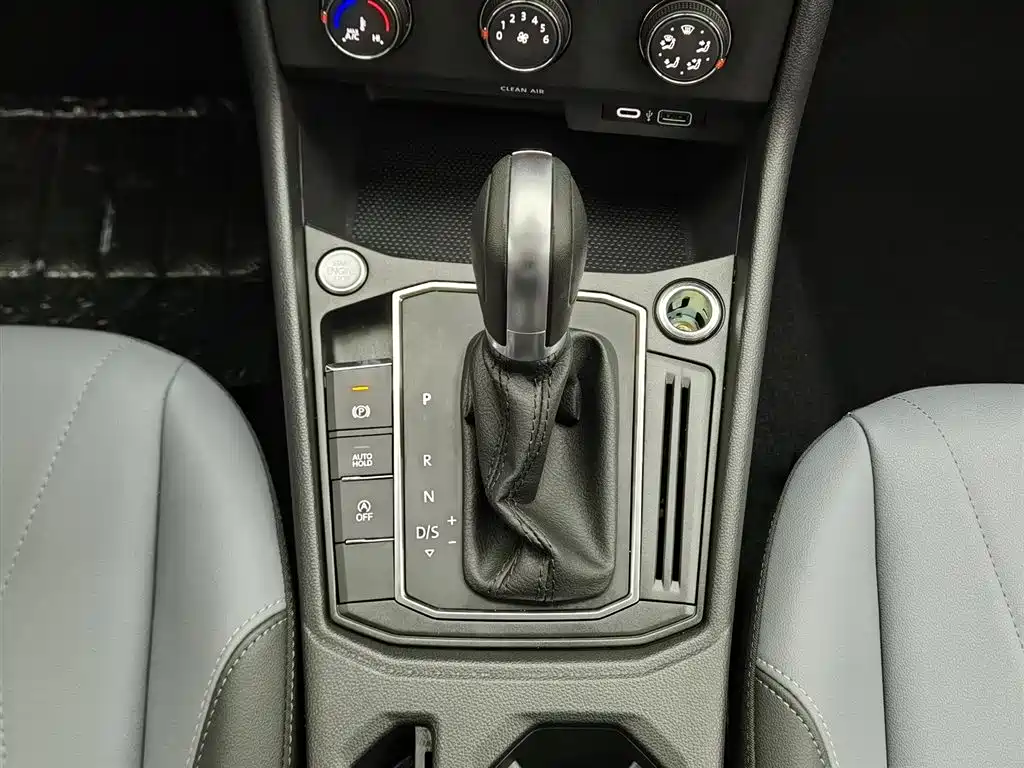 Volkswagen Lavida 2023 1.5L Auto Five Million Edition фото 13