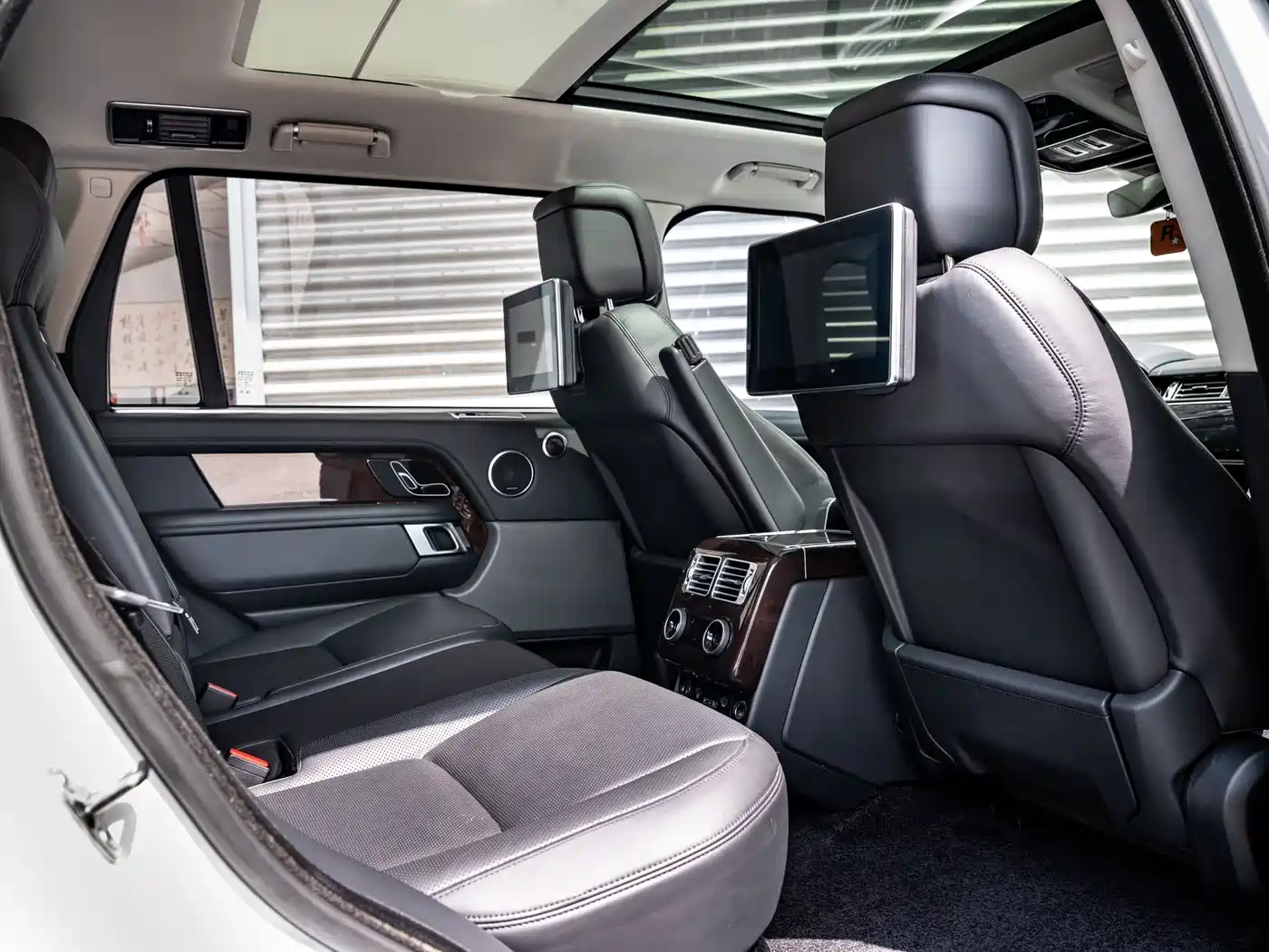 Land Rover Range Rover 2021 3.0 L6 Heritage Extended Classic Edition фото 12