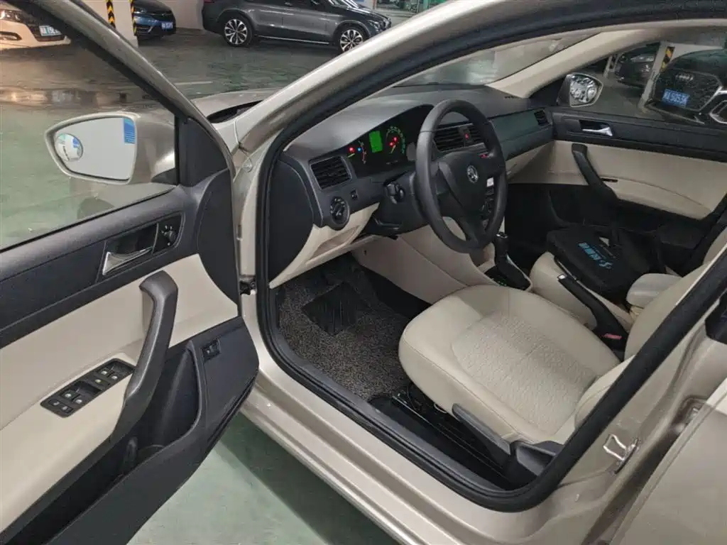 Škoda Rapid 2016 1.6L Automatic Pioneer Edition фото 16